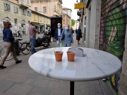 Aosta, ordina un caffè e lo beve davanti al bar: per lui multa di 280 euro