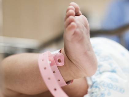 Bimba di 15 mesi in casa da sola ingoia pezzo di hashish: ricoverata