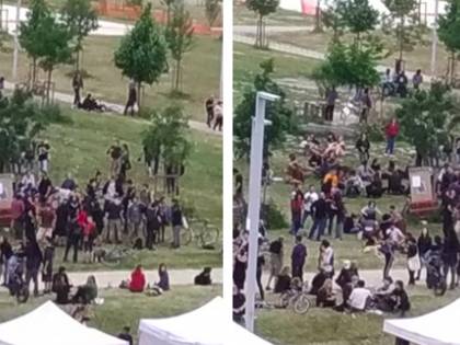 Maxi assembramento vicino al centro sociale: "Qui i migranti continuano a spacciare"