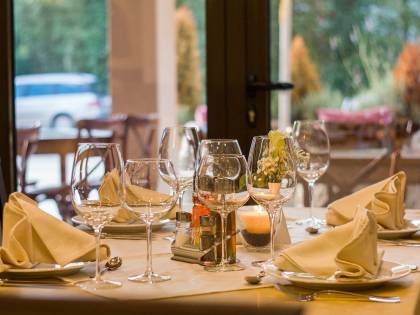 Mantenere le distanze al ristorante? Arrivano i manichini