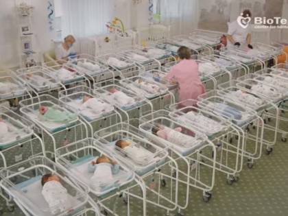 Il "supermarket" dei bimbi a Kiev: nell'hotel in attesa di essere ritirati
