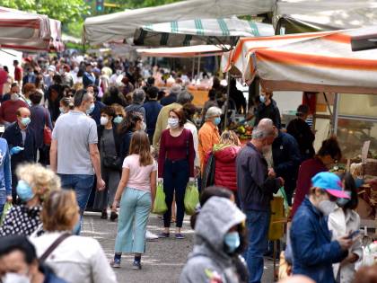 Polemica per la calca al mercato. Ma per il Comune è tutto normale