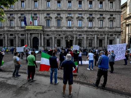 Ambulanti in piazza contro Sala: "Siamo alla fame, vogliamo lavorare"