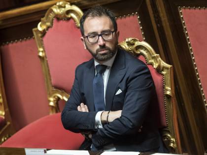 Rivolte in carcere, 57 poliziotti indagati. E gli agenti salgono sui tetti per protesta