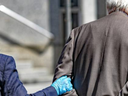 La prigionia della solitudine: se il Covid-19 aggrava l'Alzheimer