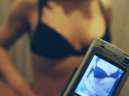 Pubblica foto intime della ex fidanzata sui siti di escort: arrestato