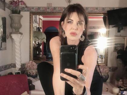 Alba Parietti scrive a Ezio Bosso. Ma il web la massacra: "Sei vergognosa"