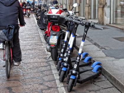 Due feriti in monopattino. La Russa: "Ma manca la volontà di sanzionarli"