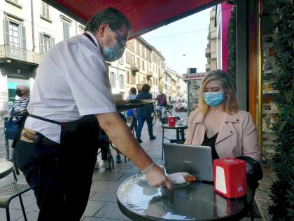 Dal caffè al taglio dei capelli, i prezzi aumentano per la tassa Covid: "Non è speculazione"