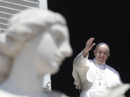 Migranti, gretini e Rousseau: la sinistra "assalta" la Chiesa