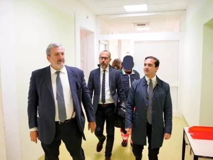 I precari smascherano il "trucco" di Emiliano: "La beffa per i sanitari"