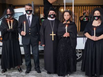 Ecco il "funerale" delle imprese. La rivolta choc delle partite Iva