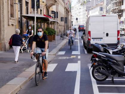 Ora Sala fa il "gretino": a Milano vietate le pubblicità delle auto se non sono "verdi"