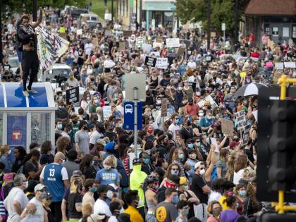 Ora la polizia è nel mirino. Minneapolis la chiude. E New York taglia i fondi