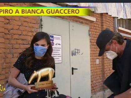 "Come igienizzo la pa...?" E Bianca Guaccero viene attapirata