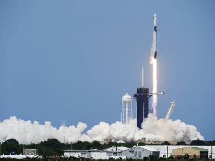 SpaceX, la storia è scritta: lanciata la navicella Crew Dragon