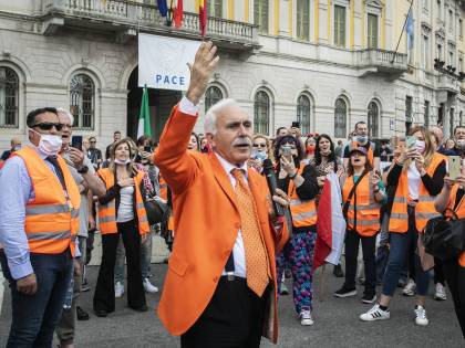 Assembramenti a Milano. La farsa dei gilet arancio finisce con una denuncia