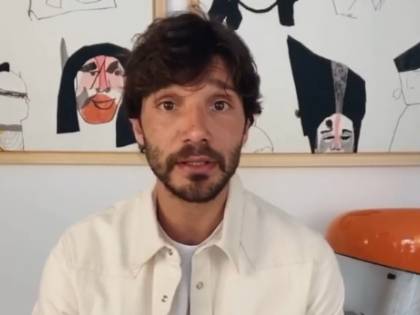 "Successo solo grazie a Belen..." E De Martino viene "massacrato"