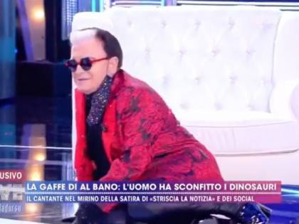 Live, Cristiano Malgioglio cade dalla poltrona in diretta: "Colpa dei pantaloni"