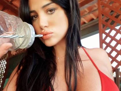 "Riempi il bicchiere", Marika Fruscio bacchettata sulla foto finta