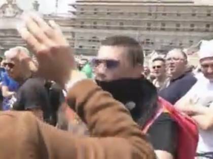 I gilet arancioni aggrediscono una troupe tv: "Andate fuori dal c..."
