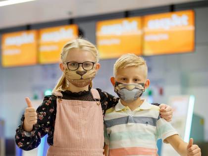 Bambini in aereo, arrivano i copri-mascherina ispirati ai fumetti