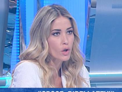 "Facile quando la sposa non sei tu", "Abbassa i toni": le spose se la prendono con la Santarelli
