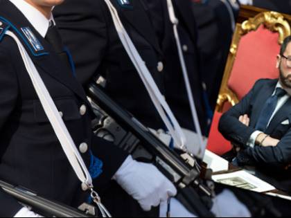 'Sforzi per le carceri', 'Aria fritta'. È scontro tra polizia e il M5S