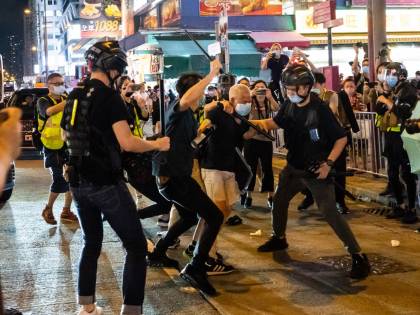 Hong Kong sfida, Pechino strangola