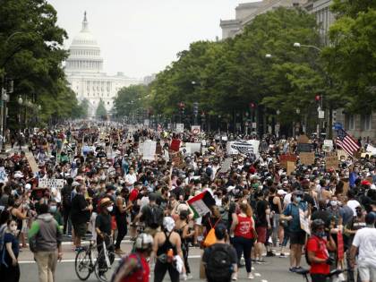 Washington in strada per Floyd. E la Casa Bianca ora è blindata