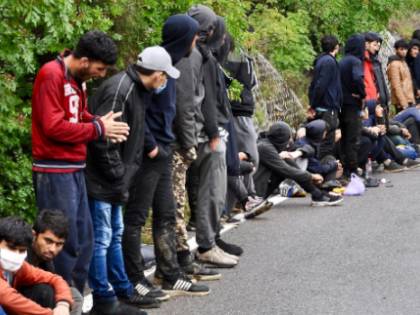 La rotta balcanica scoppia Immigrati incontenibili