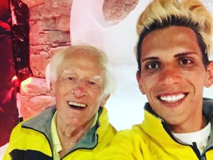 Muore a 81 anni l'ex prete sposato col toy-boy. Il ragazzo: "Ho pianto". E ora si becca l'eredità