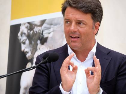 Siluro di Renzi al M5s: si indaghi sul Venezuela. L'accusa di Berlusconi