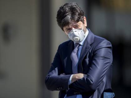 Pessimisti o senza paura. La guerra degli scienziati divisi dall'epidemia. E il ministro zittisce il vice