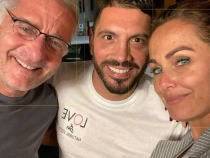 "Ci hai deluso". Fan contro Bonolis sul profilo della moglie