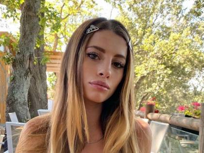 L'errore nel tatuaggio della Nasti. Il web: "Capra, manca l'apostrofo"