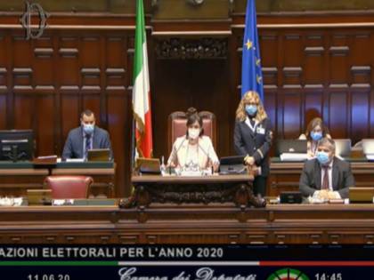 Sgarbi in Aula si rifiuta di portare la mascherina. Scontro con Carfagna