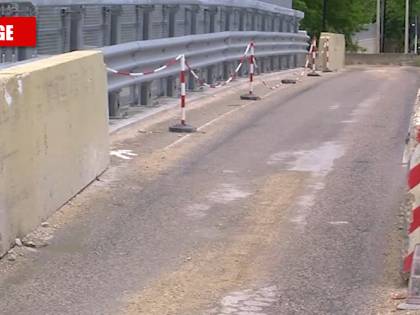 Quel cavalcavia a rischio crollo da anni: "E noi non possiamo lavorare..."