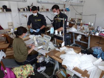 Operai-schiavi producevano mascherine per la Regione Toscana e la Protezione civile: 13 arresti