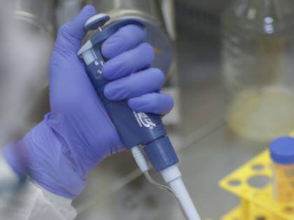 I farmaci, il vaccino e il plasma: previsioni e profezie sul virus