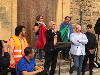 I gilet arancioni a Palermo. Pappalardo: "Conte? Sprovveduto, arrogante e non capisce niente"