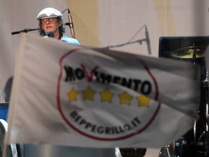 Valigia, soldi e diplomatico: così sarebbero arrivati i milioni