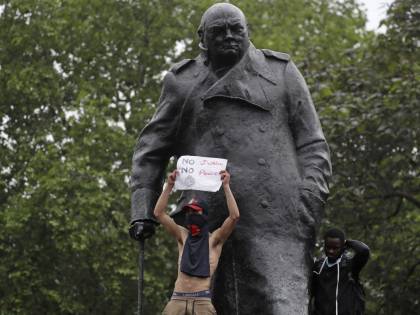 Per la statua di Churchill è l'ora più buia