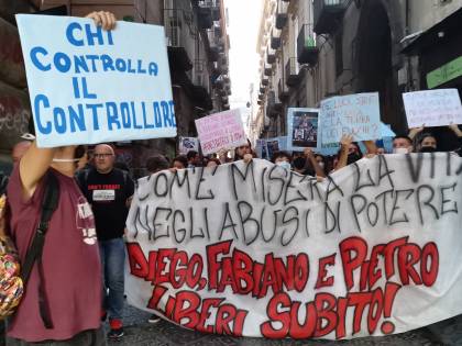 Gli anarchici non si arrendono: cori e lanci di bottiglia contro la polizia