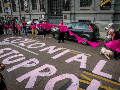 È un flop il presidio delle femministe contro Indro sotto Palazzo Marino