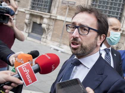 Metà dei mafiosi scarcerati sono ancora fuori. Bonafede nel mirino anche per il caos carceri