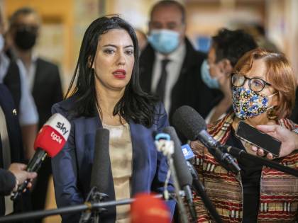 Azzolina dalla scena muta alla "annuncite". E adesso promette una pioggia di miliardi