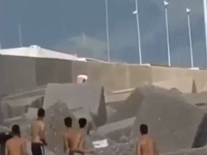 Sesso sulla spiaggia libera: ragazzi prendono a sassate la coppia