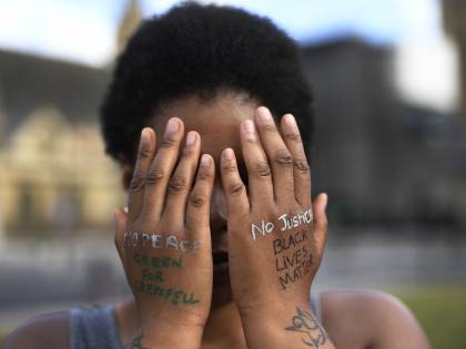 La follia dei Black lives matter: "Abbattere le statue di Gesù"