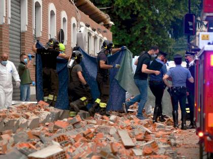 Le vite al bivio sui due lati del marciapiede